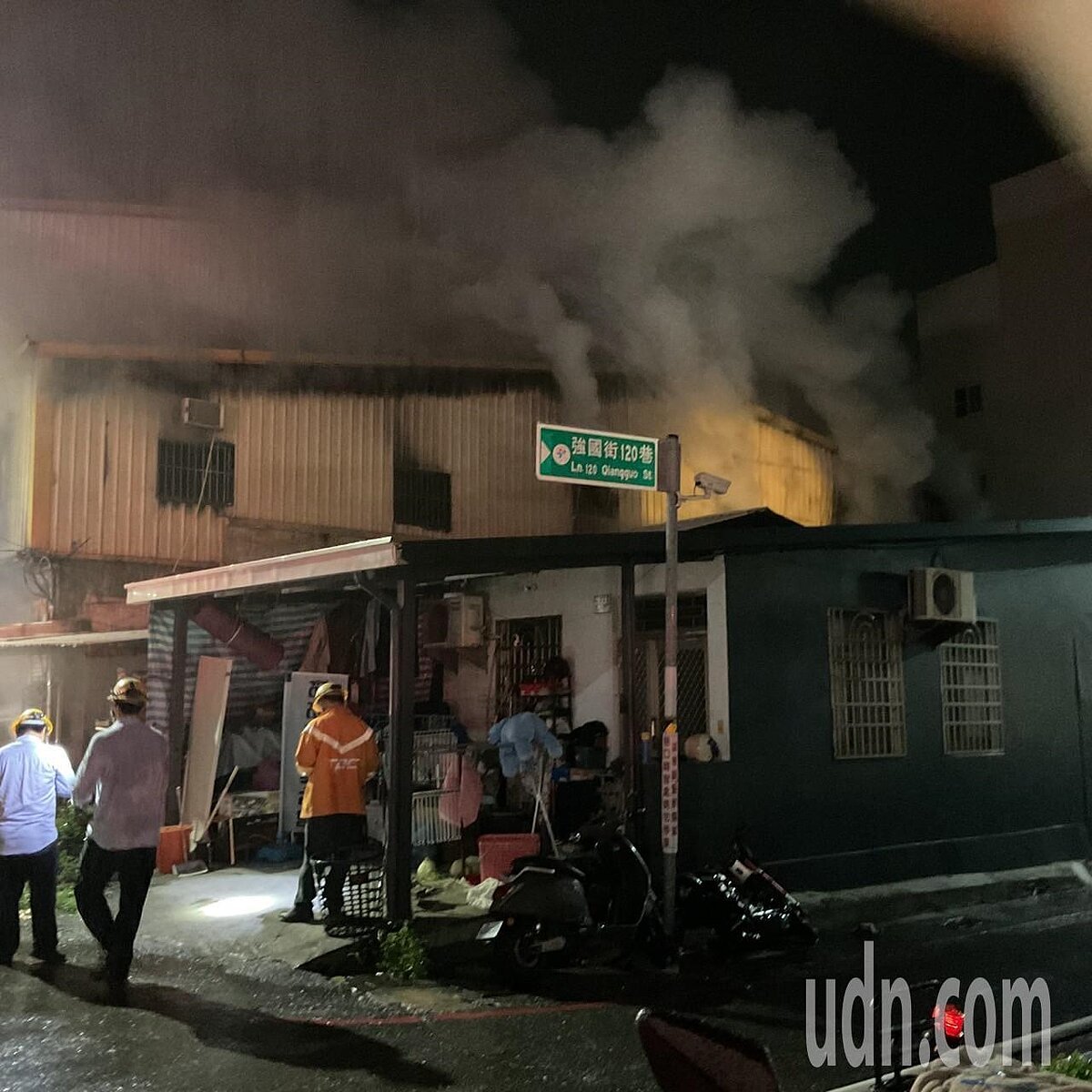 4月8日晚間8點多,台東市強國街1棟鐵皮違建起火燃燒,2名租客遭大火燒死。圖/聯合報記者徐白櫻翻攝