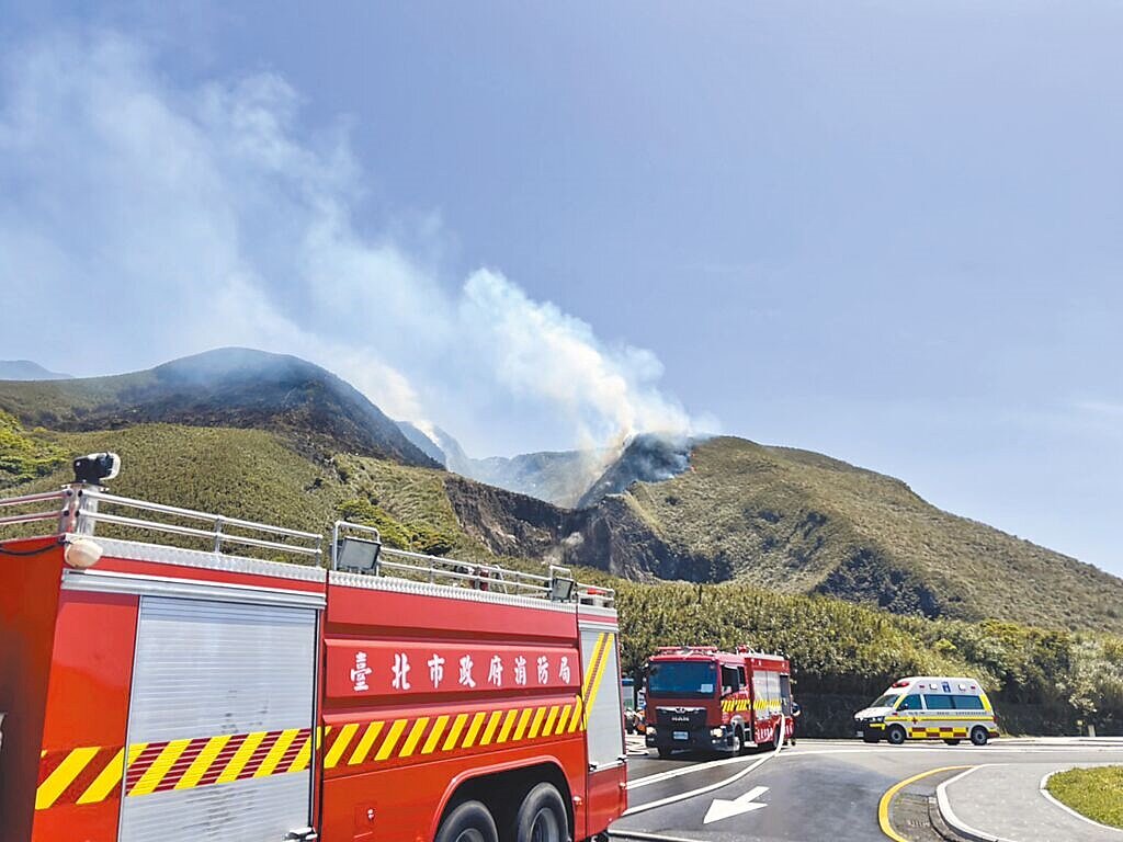 台北市陽明山國家公園七星山步道14日上午發生山林火災,火勢伴隨風勢擴大延燒,粗估燃燒面積約32公頃。(民眾提供/李文正台北傳真)