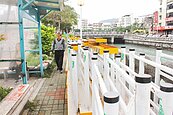 田寮河畔人行道未開工　圍籬先占道