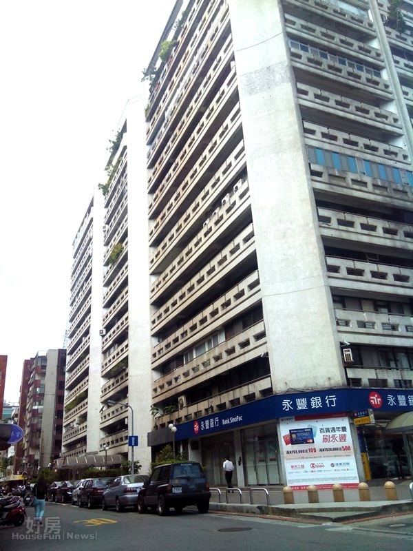 1建於民國67年的「一品大廈」，是東區知名豪宅。
