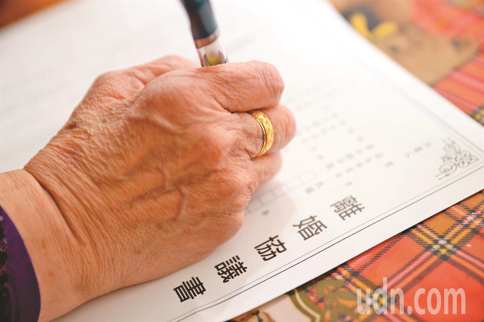 建築業界小有成就的林姓董事長和盧姓妻子簽字離婚後，付出逾億元分手費，因１３年前所簽的贈與契約，還要再給前妻2990萬元。本報資料照片 