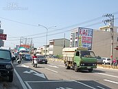 台三線豐勢路機車道遭塗銷　汽機車爭道