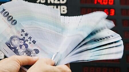 隨美元指數止血,央行進場調節奏效,新台幣由升值轉微貶,終止連七紅。圖∕本報資料照片