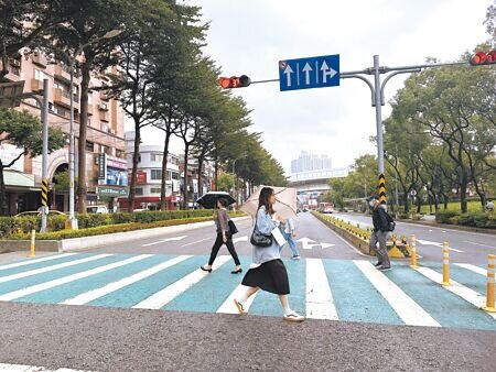 
2024年新北市共6260人發生交通事故，有1163位兒童受傷，新北市交通局選定板橋忠孝國中與後埔國小周邊、蘆洲空中大學2處作為行人友善區。圖為示意圖。（高鈞麟攝）
