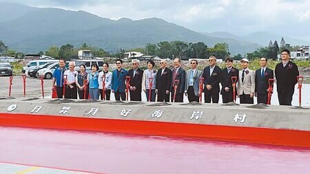 太平榮家自2014年裁撤後長年閒置,台東縣政府與國有財產署、退輔會於2018年啟動活化再利用計畫,2024年由東基醫療財團法人得標開發長照園區「日昇月好海岸村」,15日舉行動土典禮。(蕭嘉蕙攝)