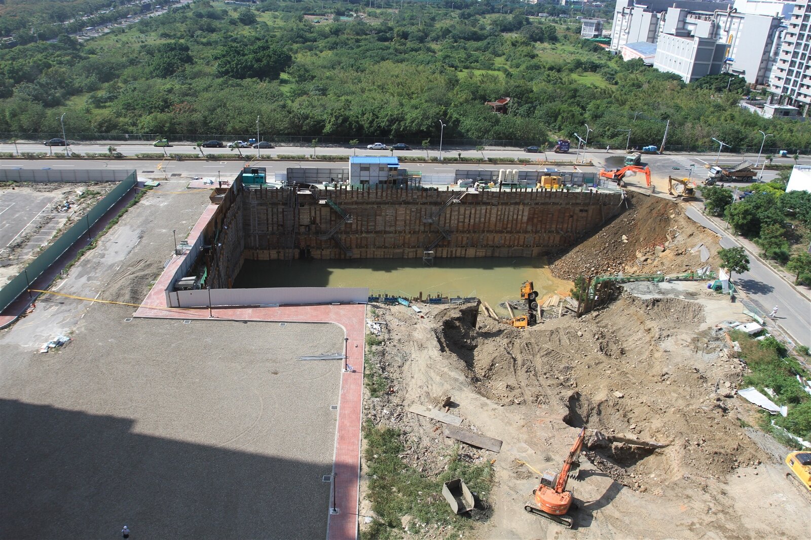 豐邑建設2015年同樣位於竹北的建案「浩瀚一品」，因為開挖地下室未按圖施工，發生半個球場大的天坑，引發市民一片譁然。圖／本報資料照片 