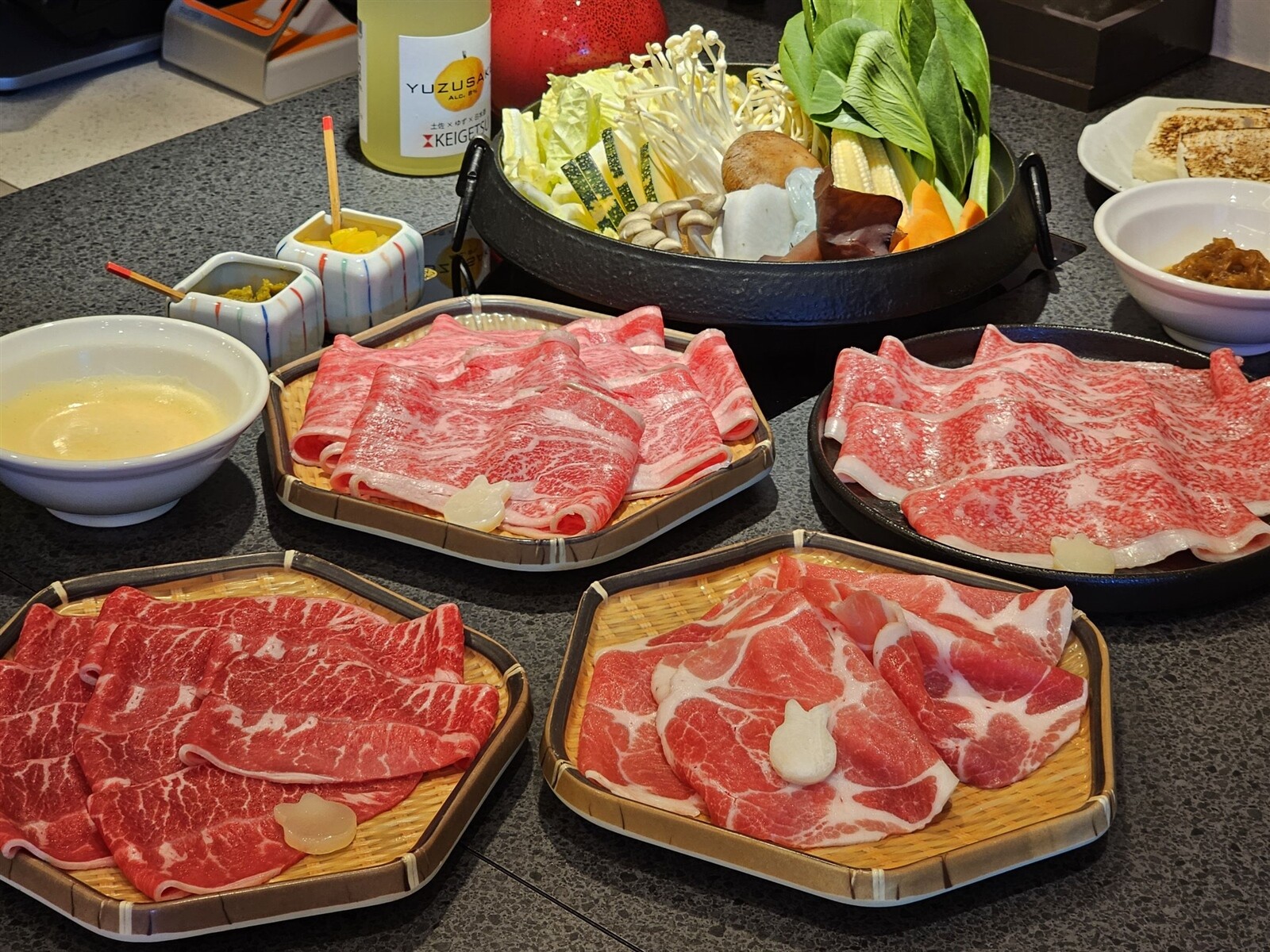 玉兔提供4種肉品的個人壽喜燒套餐，每套398～998元。記者陳睿中／攝影 