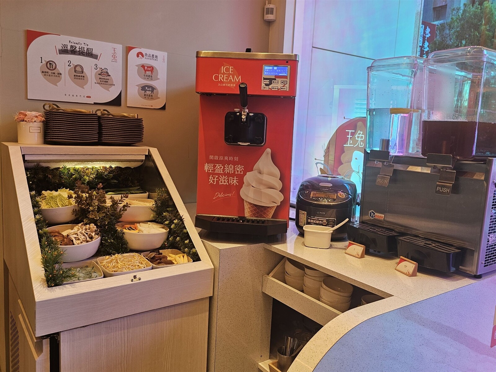 店內設有自助吧台區，無限供應各種時蔬、飲品、越光米飯與霜淇淋。記者陳睿中／攝影 