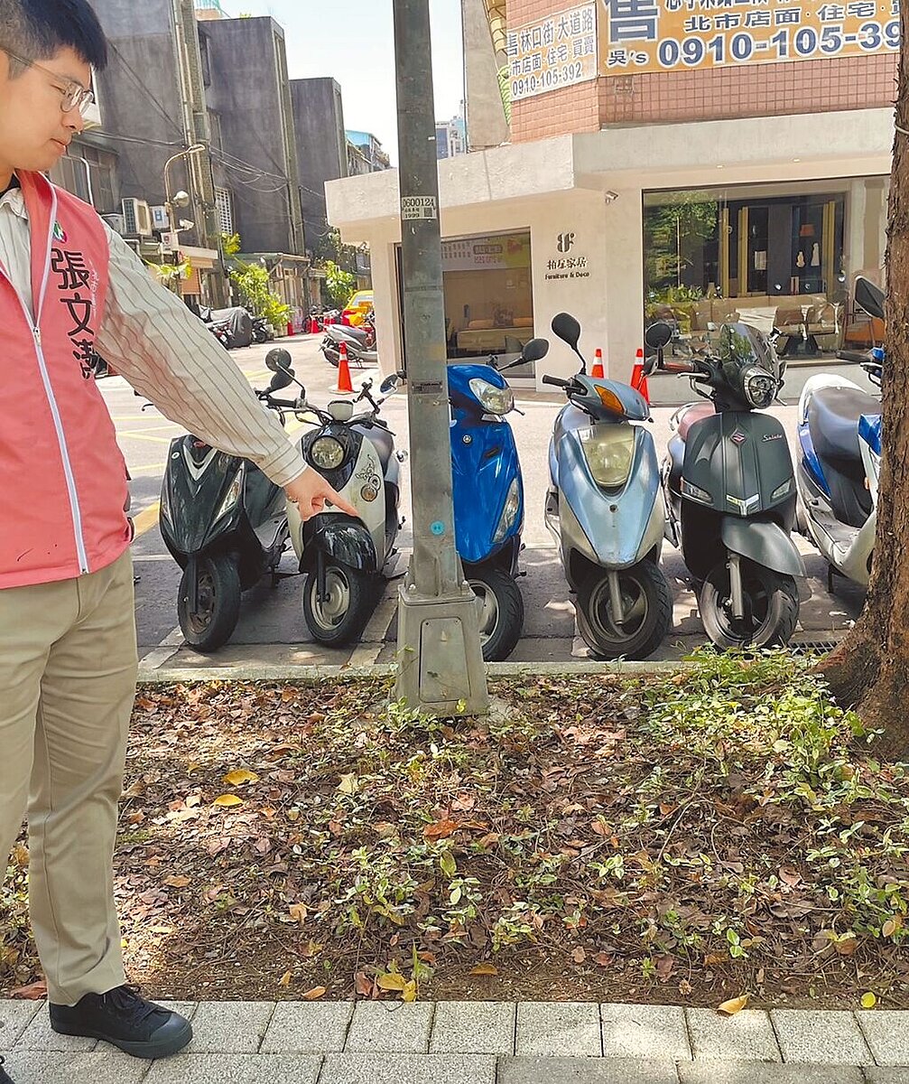 台北市信義區廣慈社會住宅雖有綠美化,但遭住戶抱怨後續缺乏照顧,植物凋零整片只剩下土。(台北市議員張文潔研究室提供/張珈瑄台北傳真)