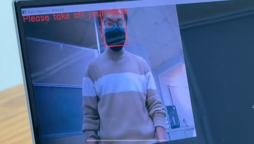 黃偉哲表示,戴口罩的話,人臉就不會完整,系統就會警告請他把口罩拿下來,發聲「請脫下口罩」。圖/記者袁志豪翻攝