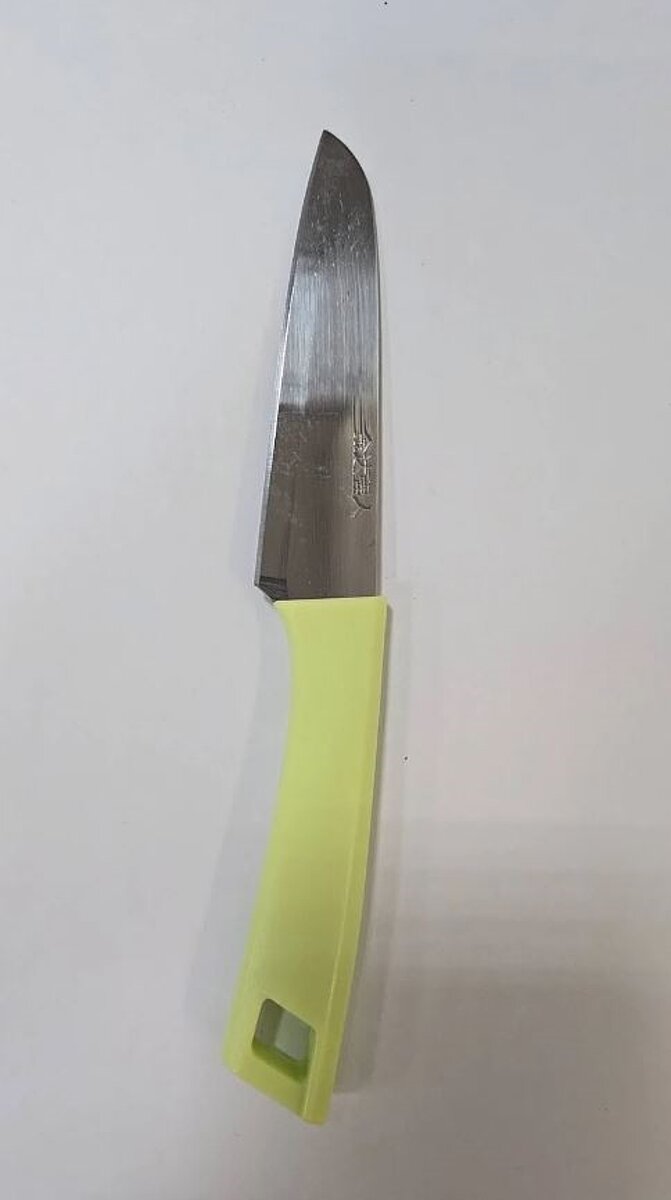 台北捷運石牌站15日晚間發生持刀傷人事件。圖為員警在北捷石牌站內垃圾桶裡尋獲作案用水果刀。記者李隆揆/翻攝