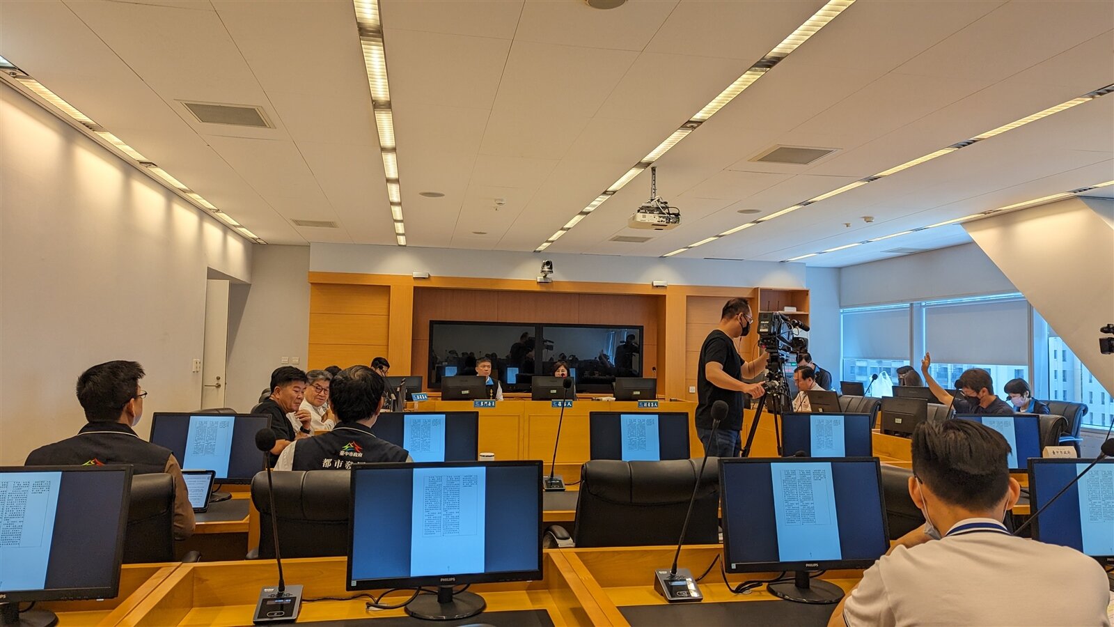 台中市議會法規委員會審查法案,針對都發局提出放寬社會住宅申請條件,請都發局試辦後提出影響報告。記者陳敬丰/攝影