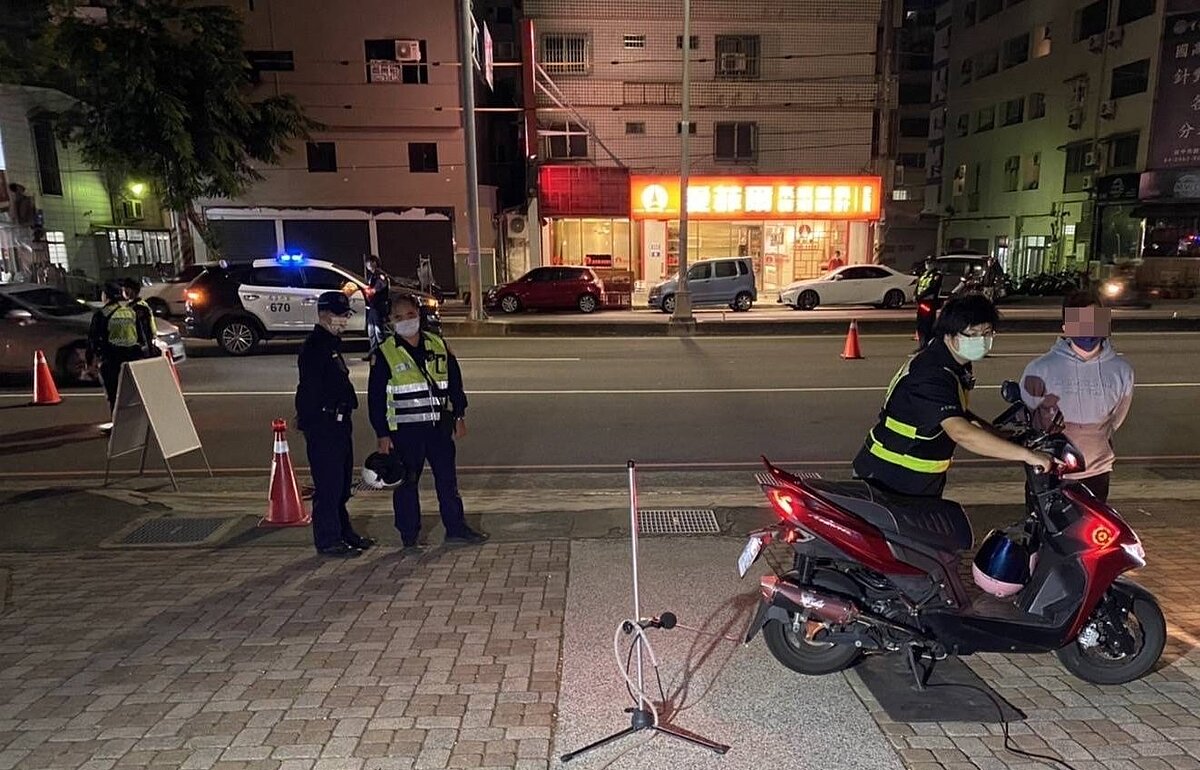 台中西屯僑大路一帶深夜常有噪音車擾人清夢惹民怨，警方結合環保局及監理站聯合稽查，加強取締。圖／警方提供