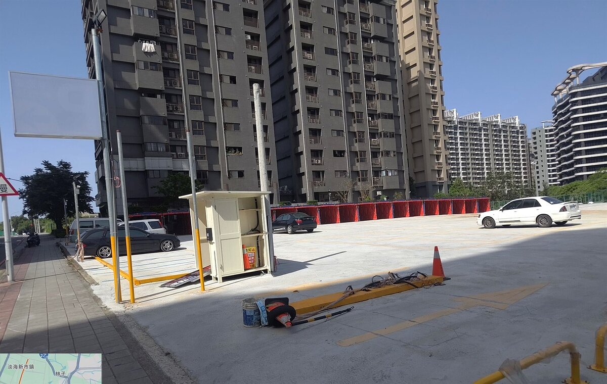 淡水違法私人停車場勒令封場。圖/新北市交通局提供