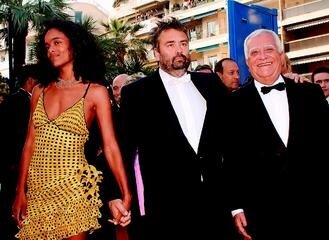 日前傳出盧貝松(中)來台拍片倍受干擾，一度收工停拍，北市長郝龍斌表示，在市府和電影委員會全力協助下，「不愉快已過去」。 報系資料照