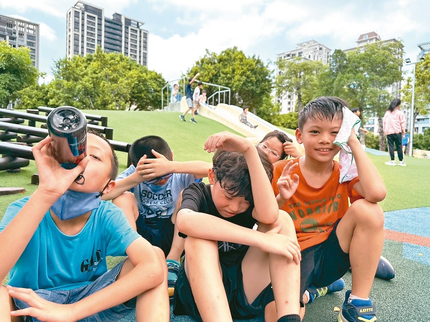 特公盟倡議設置簡單的「水遊戲場」與公共飲水設備，讓孩童在炎熱天氣下能安心玩耍。本報資料照片 