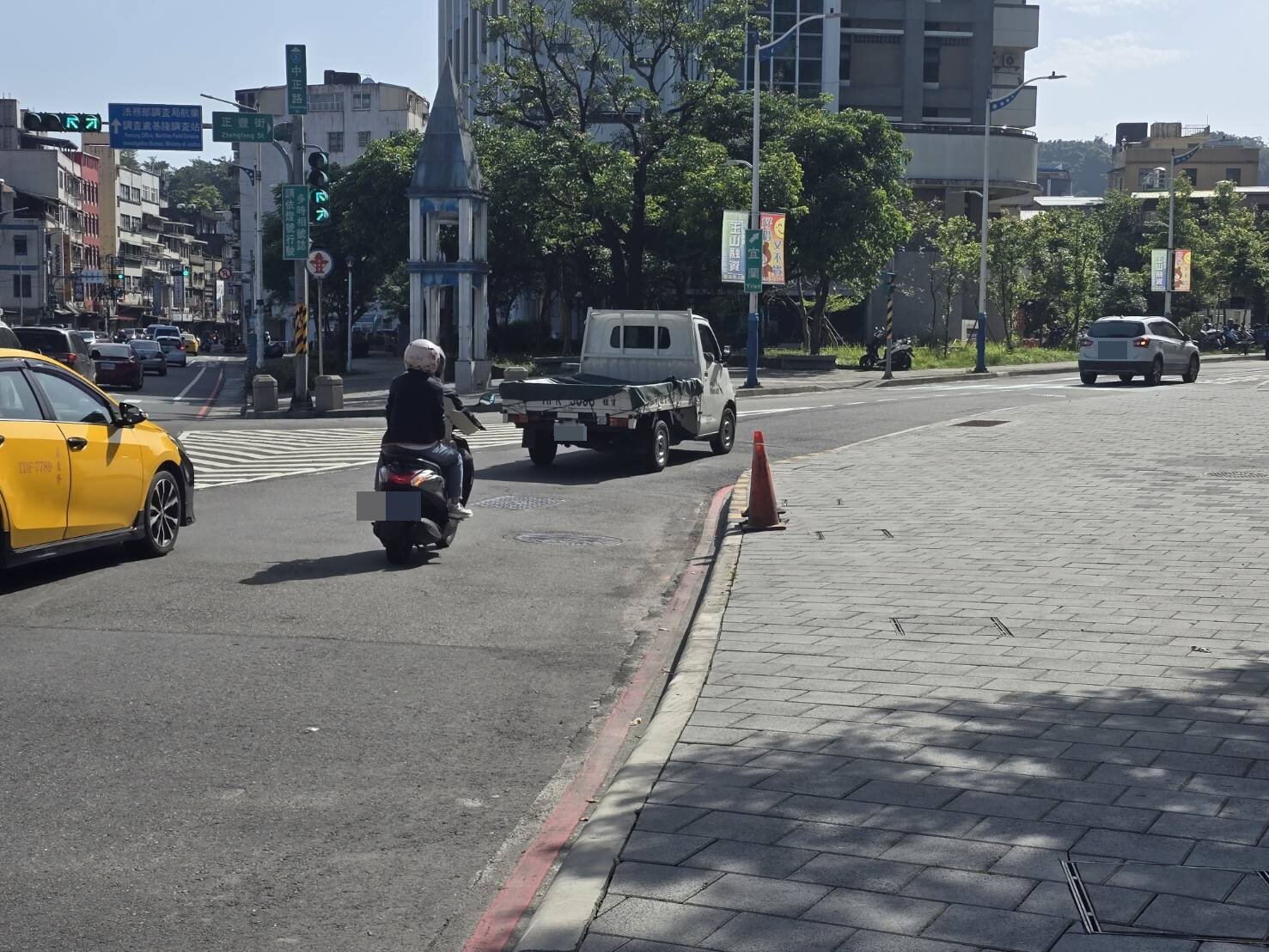 基隆中正路、正豐街口人行道「凸出」，車禍頻傳，居民盼內縮改善。記者游明煌／攝影 