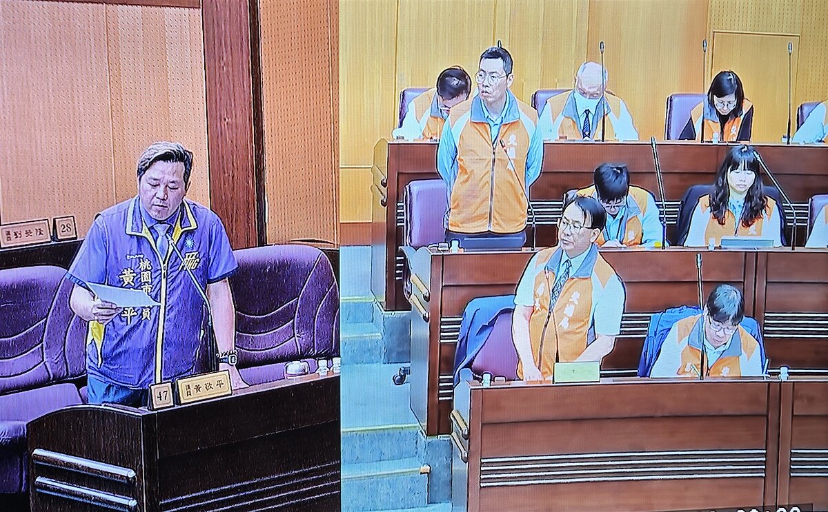 市議員黃敬平要求盡快採購雙層客運公車，並先規畫試辦路線。圖／市議會即時畫面