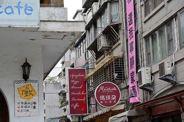 師大商圈商店仍然林立,與抗議布條形成對比。(好房News記者 陳韋帆/攝影)