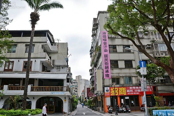 師大商圈商店林立,而抗議布條與招商廣告形成強烈對比。(好房News記者 陳韋帆/攝影)