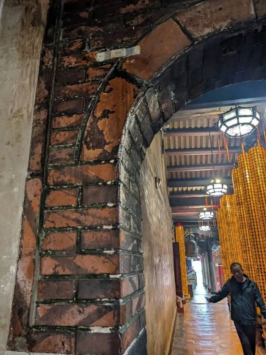 新北新莊近300年歷史的市定古蹟慈祐宮,因鄰近財政局新莊廟街公辦都更工程疑似基地下陷,導致慈祐宮多處建物毀損。圖/民眾提供