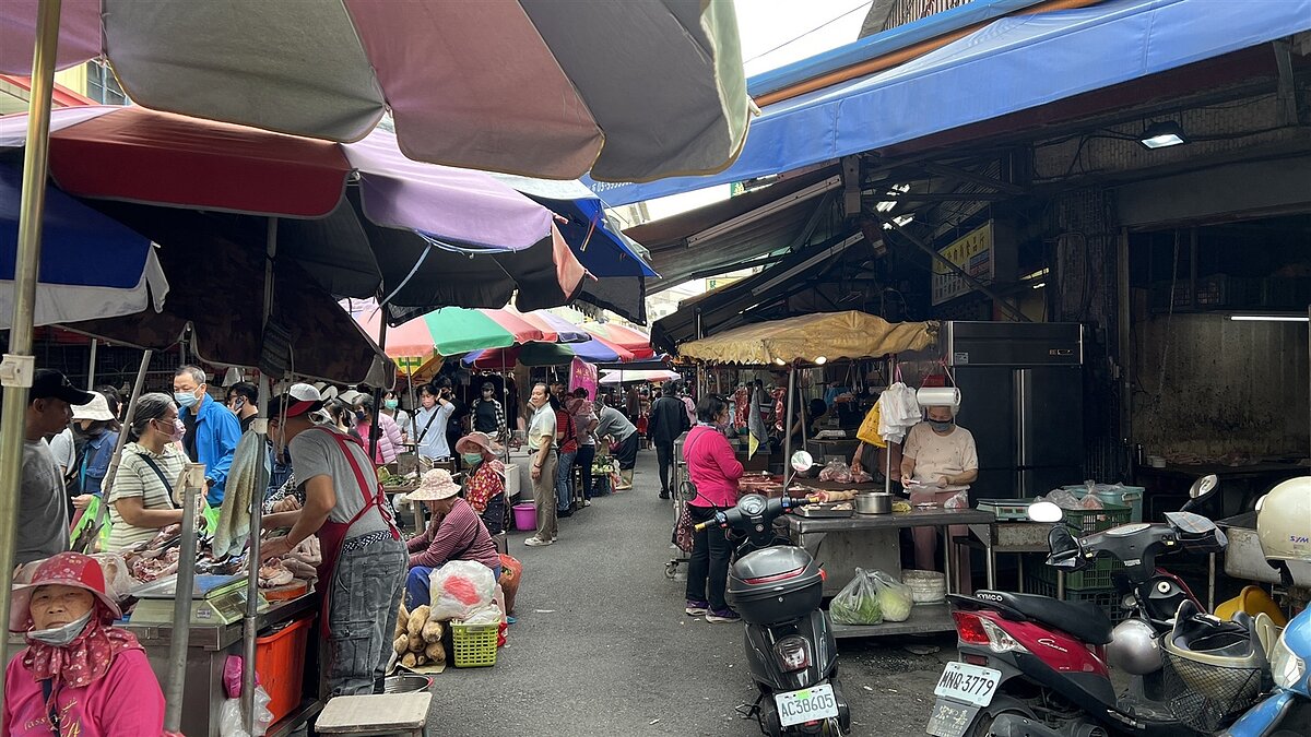 雲林縣斗六市西市場歷史悠久,近年因排水問題經常淹水,且道路不平整,影響用路人安全。記者陳雅玲/攝影