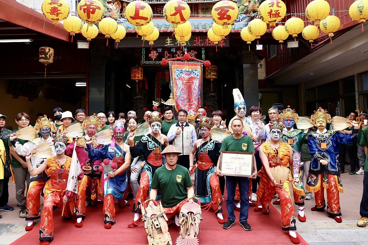 全台白龍庵如性慈敬堂八家將獲頒「無形文化資產登錄證書」與「頭旗」,市長黃偉哲見證肯定其對家將文化的守護與推廣。圖/台南市文化局提供