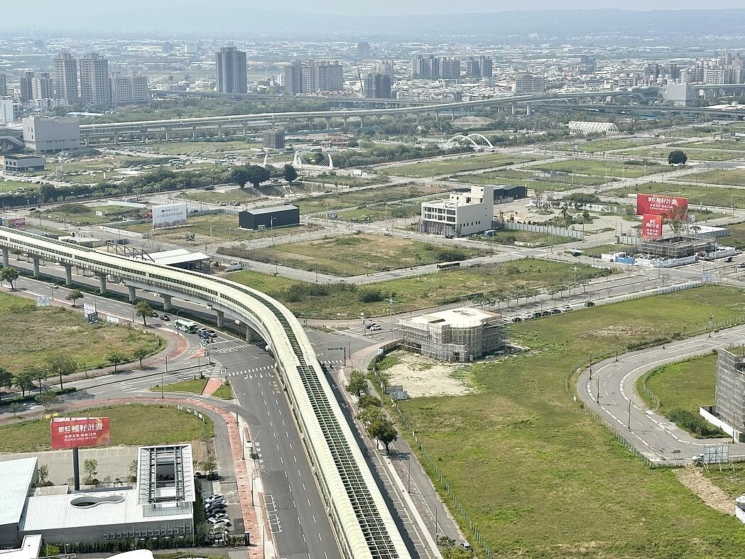 13期重劃區擁有交通、商圈、公園綠地與學區醫院等發展優勢。業者提供