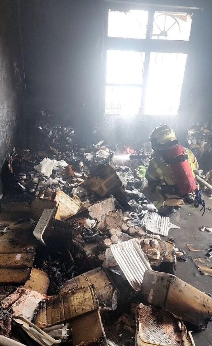 鄰居使用滅火器初期滅火,消防人員發現佛堂內雜物燃燒出水搶救,火勢很快被撲滅。圖/讀者提供