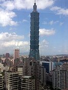 台北101雖然曾是全世界最高的摩天大樓，但當時並非最高的人工結構物。根據金氏世界紀錄的認證，「世界最高的自立構造」為加拿大多倫多的西恩塔，其高度為553.3公尺。