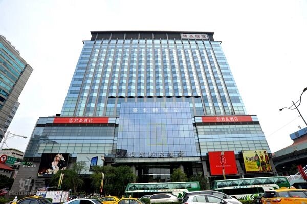 8.范可欽在台北京站花了近千萬元,買下三十坪房子。