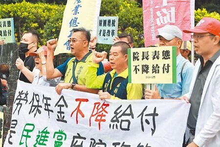 
勞工團體將於5月1日舉行勞工大遊行，提出7大訴求，力爭最低工資調至3萬2000元以上、時薪至少210元。圖為2024年工鬥團體上街遊行。（本報資料照片）
