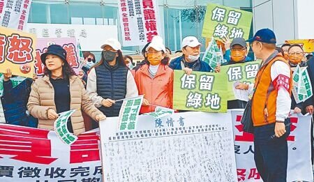 台積電將在中科台中園區二期擴廠,因興農球場1750人會員球證補償遲未解決,會員權益促進會3月間赴中科拉白布條抗議。(本報資料照片)