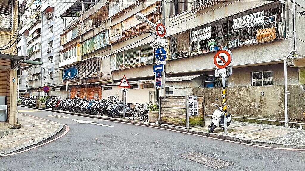 新店區寶安街昔日為瑠公圳以懸背式加蓋成的道路,全天禁行5噸以上大貨車。寶安街內有1件危老重建案,若大型機具頻繁出入,居民憂恐釀工安意外。(信義里里長林木己提供/高鈞麟新北傳真)