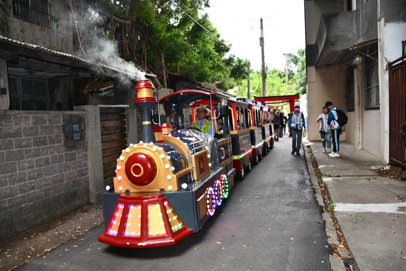 彰化市長林世賢充當司機員,載著兒童搭乘小火車進入臺鐵舊宿舍,穿越歷史一探舊宿舍群的神祕風貌。記者劉明岩/攝影