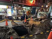不斷擴大…北市士林區突現天坑畫面曝　警急封鎖「禁汽機車進入」