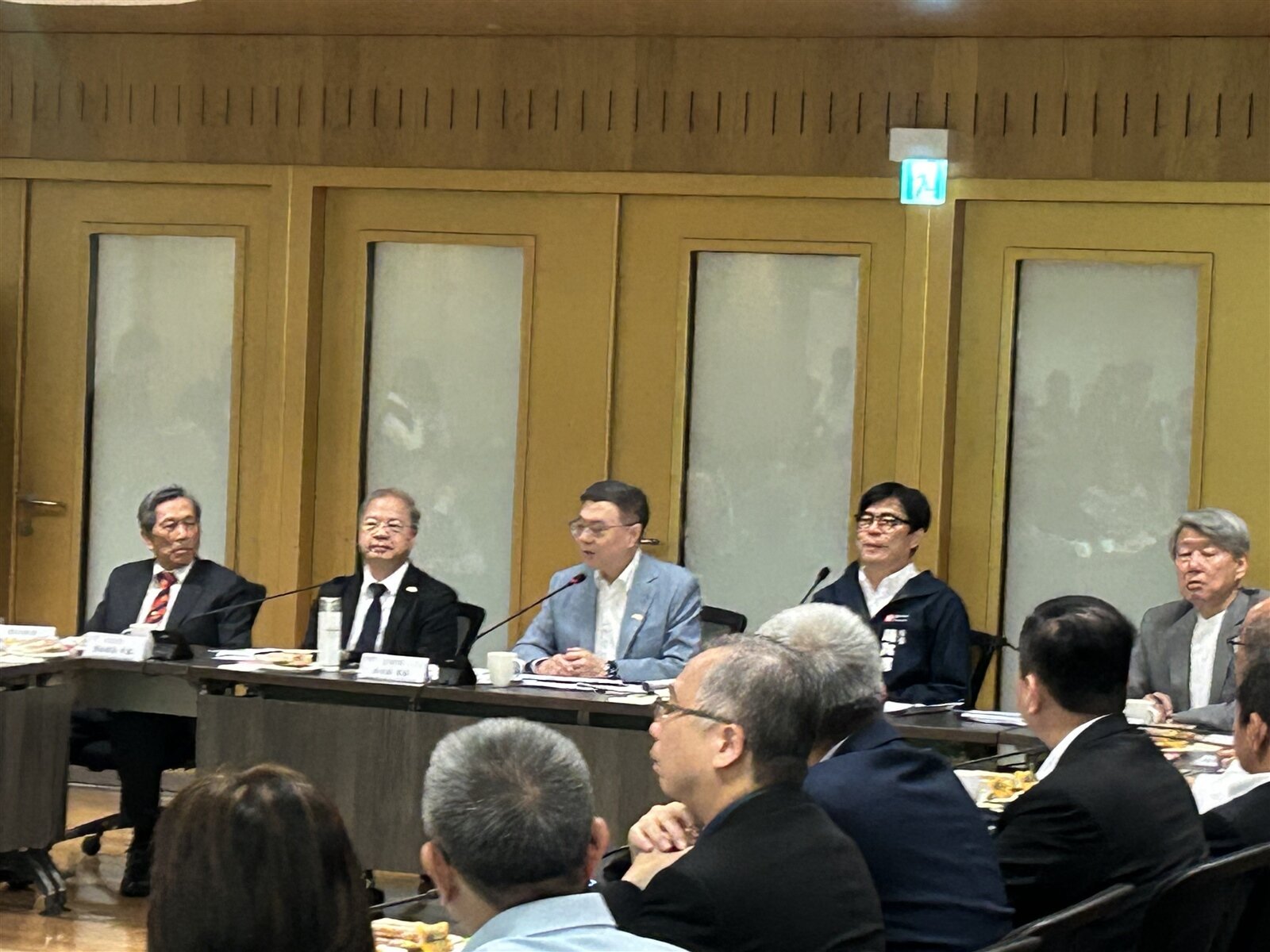 卓榮泰偕經濟部長郭智輝、高雄市長陳其邁等人前往金屬中心與產業代表座談，藍綠立委都到場，業者發言踴躍。記者徐白櫻／攝影 