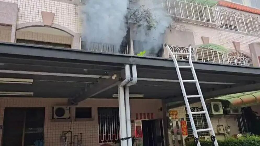 苗栗縣頭份市一棟3樓透天2樓房間下午起火，消防人員救出受困3樓的男子，輕微嗆傷送醫無大礙，起火原因及損失進一步調查中。圖／民眾提供
