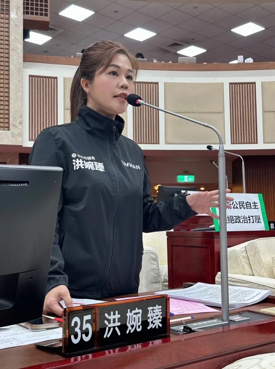 議員洪婉臻問蔣萬安「萬華快喘不過氣,交通與環境您看到了嗎?」里長已連署兩千份陳情書向市府抗議。圖/議員洪婉臻提供