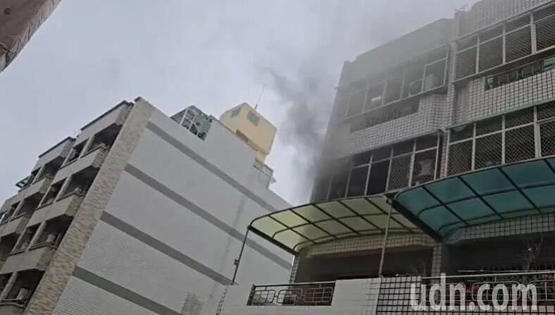 台南市消防局獲報，13日中午12時1分，中西區永華一街122巷一間民宅傳出火警，3樓冒出火煙。圖／記者袁志豪翻攝

