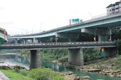 暖江橋改建　下月行人、機車走便橋