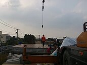 強風當前黃色小鴨充氣受阻　現場待命伺機而動