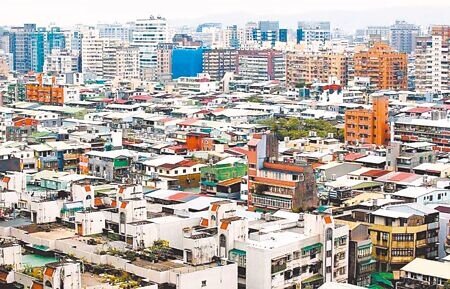 危老重建可享有最高達1.3倍的基準容積獎勵,時程獎勵將於5月11日歸零,台北市議員曾獻瑩13日提醒有意申請的民眾把握時機。(本報資料照片)