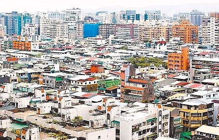 危老重建可享有最高達1.3倍的基準容積獎勵,時程獎勵將於5月11日歸零,台北市議員曾獻瑩13日提醒有意申請的民眾把握時機。(本報資料照片)