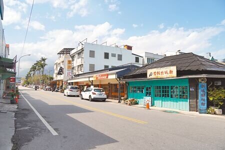 
花蓮縣新城鄉公所近期預計在博愛路設置人行道、拓寬道路，並拆除路旁包括知名景點「新城照相館」等占用國有地的建築，引起地方反彈，計畫因此喊卡。（羅亦攝）
