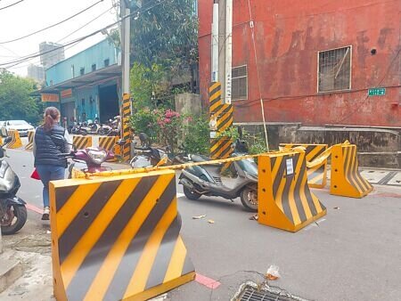 新北市三重區新北大道二段139巷3月遭地主無預警以紐澤西護欄封閉,居民通行受阻。(張鎧乙攝)