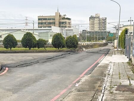 
台中市烏日區高鐵二路路面13日出現長逾20公尺裂縫，嚇壞居民。（潘虹恩攝）
