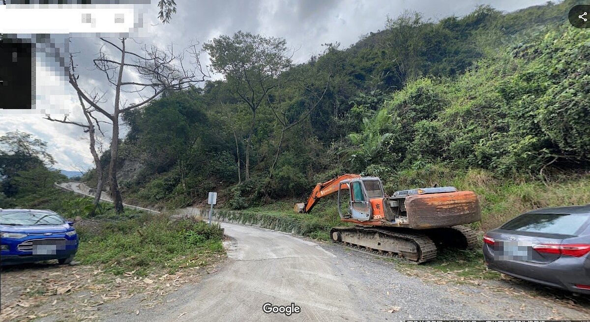 高雄市桃源山區因大雨13日傍晚傳出落石坍方阻路，導致約15名在七坑溫泉泡溫泉的遊客受困。圖為七坑溫泉停車場（示意圖）／取自Google Map