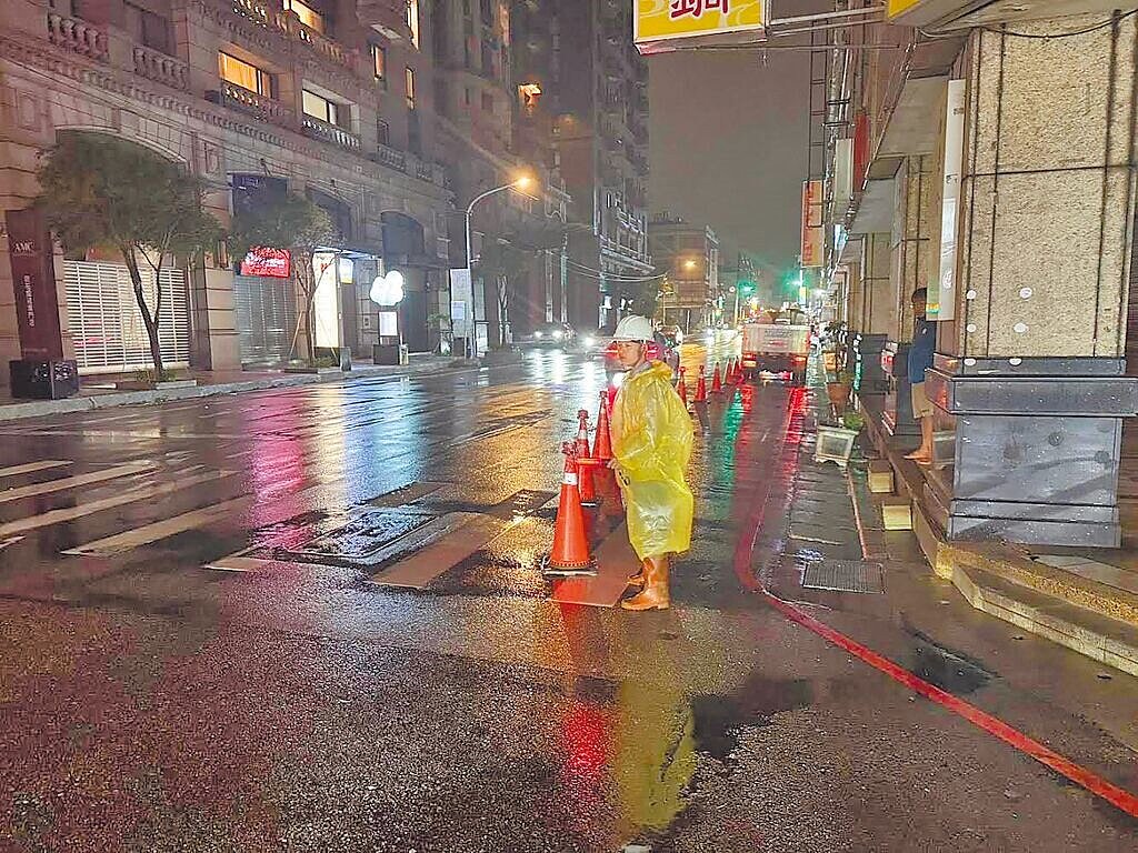 桃園市12日晚間突降豪大雨，導致桃園多處地區嚴重淹水，中壢區更是棘手，水務局已針對積水區域第一時間緊急處理，後續將檢討並規畫改善工程。圖／桃園市水務局提供