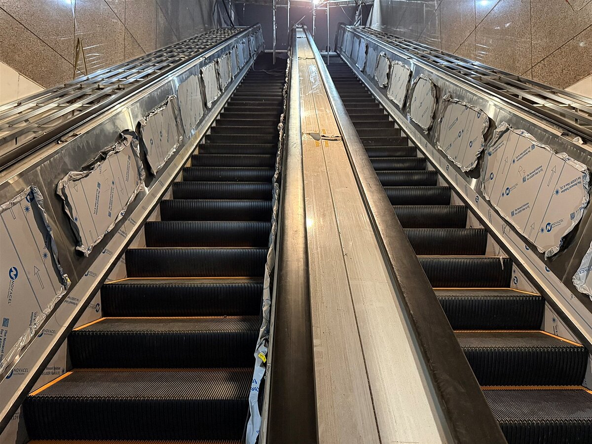 中山站1號出口電扶梯主體安裝完成。圖／北捷提供